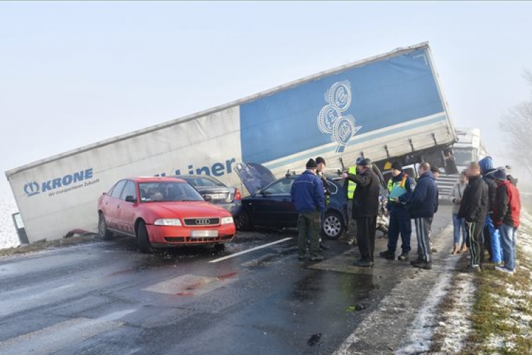 Több mint 20 autó ütközött Fülöpszállásnál