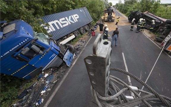 Frontálisan ütközött két kamion a 42-es úton