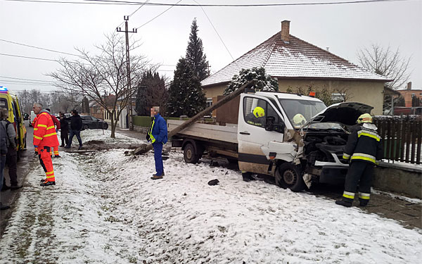 Parkoló autónak majd oszlopnak ütközött egy kisteherautó Dombóváron