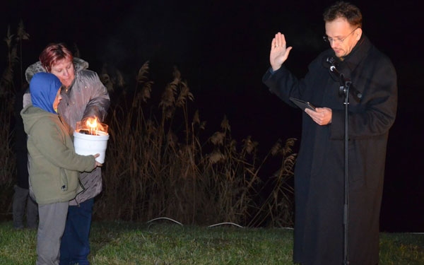 Szabó Szilárd evangélikus lelkész áldotta meg a harmadik gyertyát