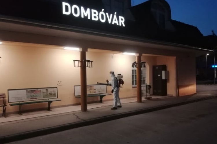 Fertőtlenítették a buszmegállókat Dombóváron