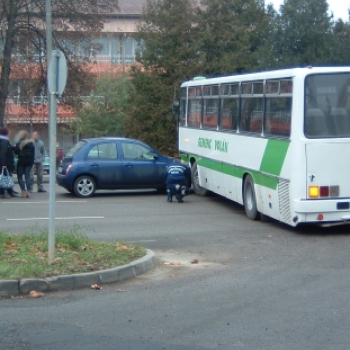 Személyautó és autóbusz ütközött Dombóváron